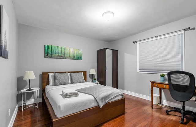 Newly Renovated - Modern 3BR Apartment - Trinity Bellwoods!