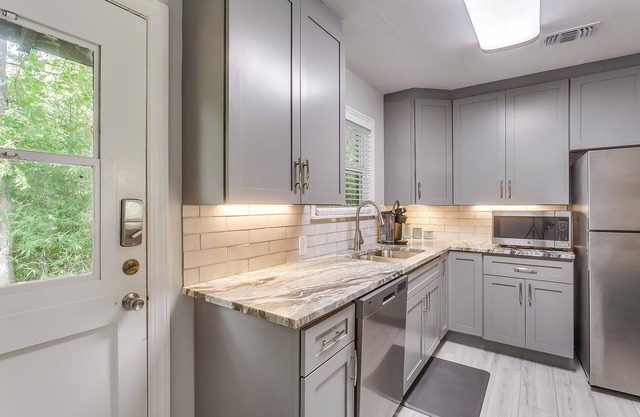 Newly Renovated, 5 minutes from Dickies Arena, 9 minutes to downtown and TCU