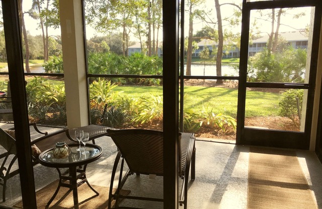 Newly Renovated Corner Unit. Lake Views. Shuttle to Beach. Heated Pool/Spa