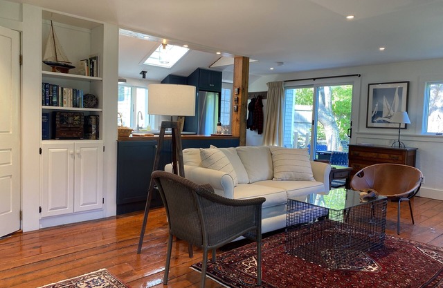 Newly Renovated Cottage with views of Barter's Creek