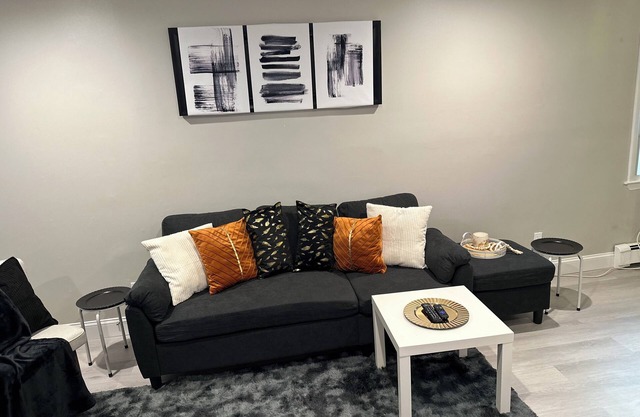 Newly Renovated Luxury 2-BD 2-BA house, AC, WiFi. Mins to NYC, EWR, Newark Distr
