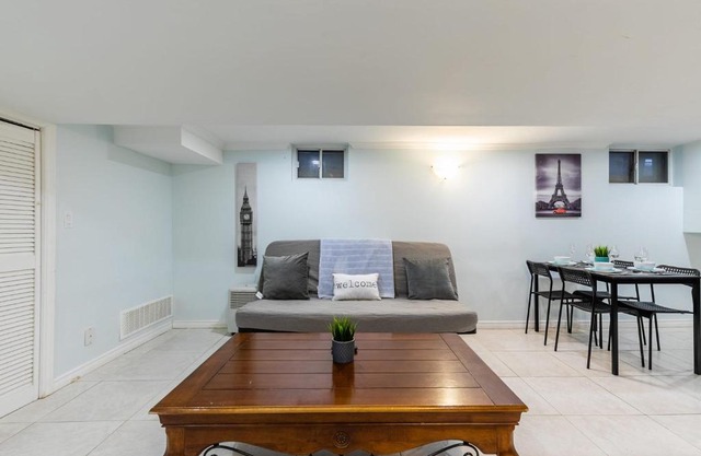 Newly Renovated - Modern 2BR Apartment - Trinity Bellwoods!