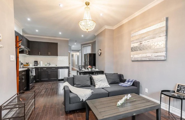Newly Renovated - Modern 3BR Apartment - Trinity Bellwoods!