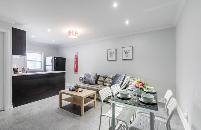 Newly Renovated - Modern 3BR Apartment - Trinity Bellwoods!