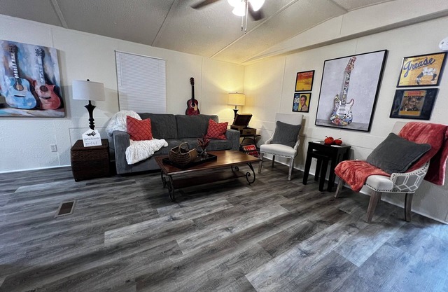 Newly renovated, music-themed home! Pet-Friendly! Only 2 minutes from I-40!