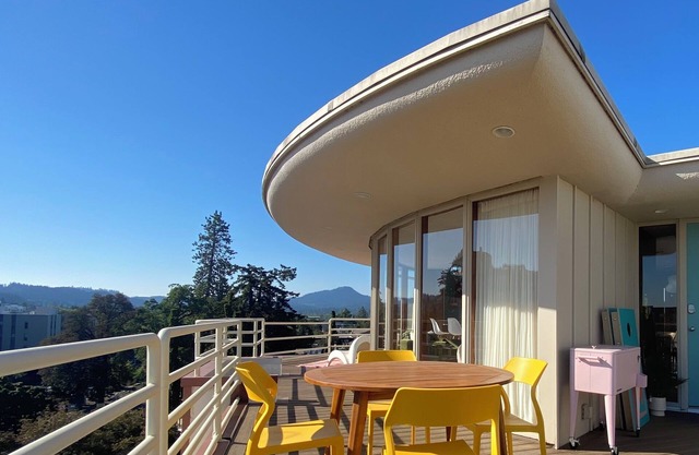 Newly renovated penthouse getaway!