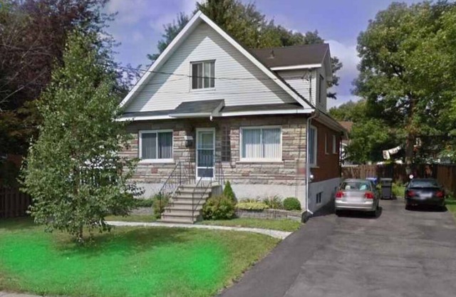 Newly Renovated Room in Shared House Near Downtown Montreal and Metro Station!