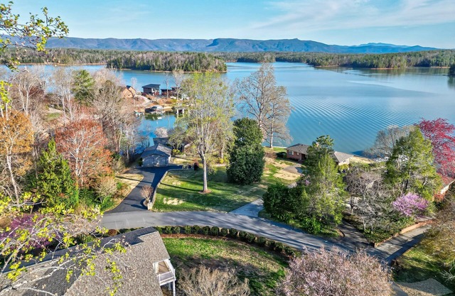 Newly renovated! Spacious apartment w/Lake James and Grandfather Mountain views