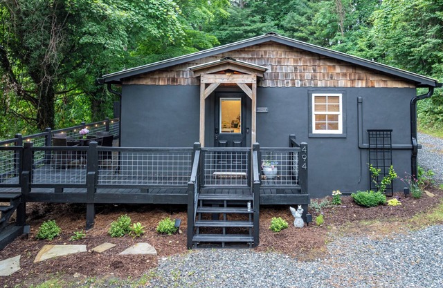 Newly renovated cottage, 5 min walk to town, dogs OK, fire pit, hot tub, wi-fi