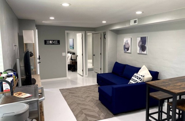 Newly Updated/2 BR 1 BA/U of A/Sam Hughes