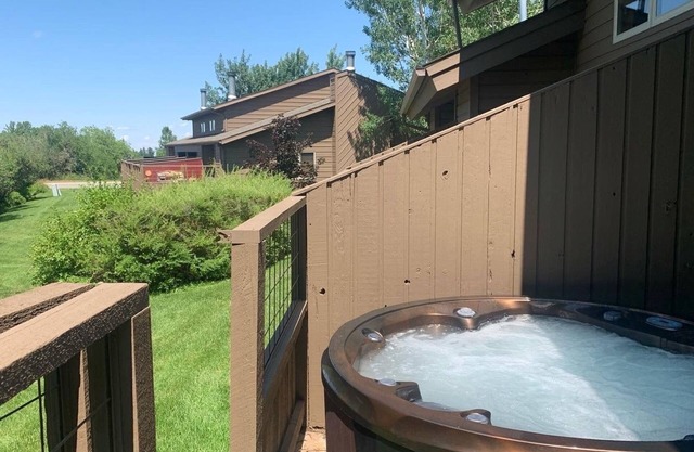 Next to club house, and less than 15 minutes to ski, Wi-Fi, dog friendly, & Hot Tub -Putter`s Inn