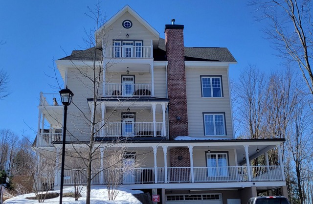 Next to mountain bike rides and C1 in Cantons and 5 mins away from main Chalet