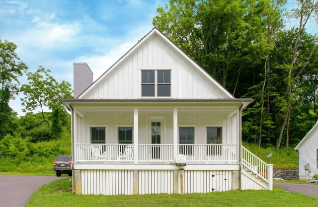 Next to the Springs! Bright + Modern Getaway Cottage Getaway