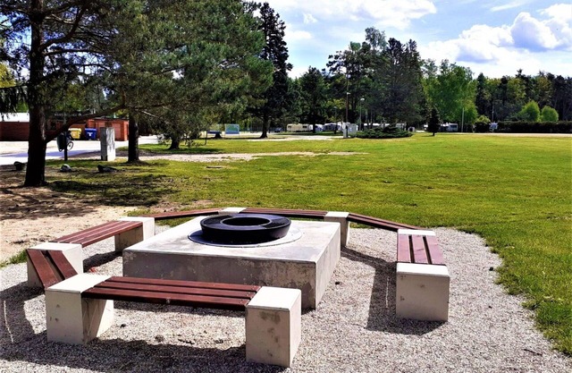 Nice apartment in villa for 12 guests with WIFI, TV, patio, pets allowed and parking
