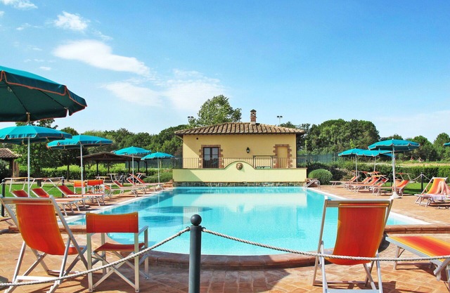 Nice apartment for 2 people with pool, WIFI, A/C, TV, patio, pets allowed and parking