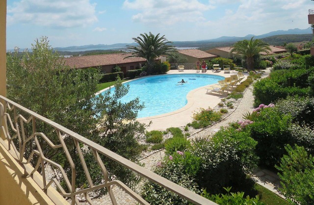 Nice apartment for 4 guests with A/C, WIFI, pool, TV, terrace and pets allowed