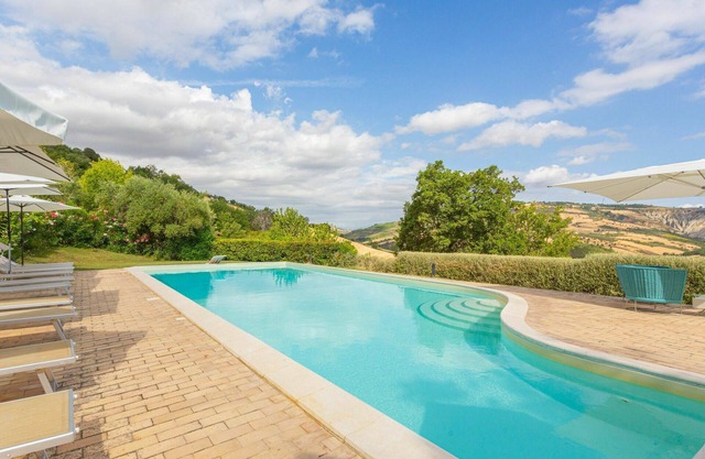 Nice apartment in villa for 5 people with WIFI, pool, TV, balcony and parking