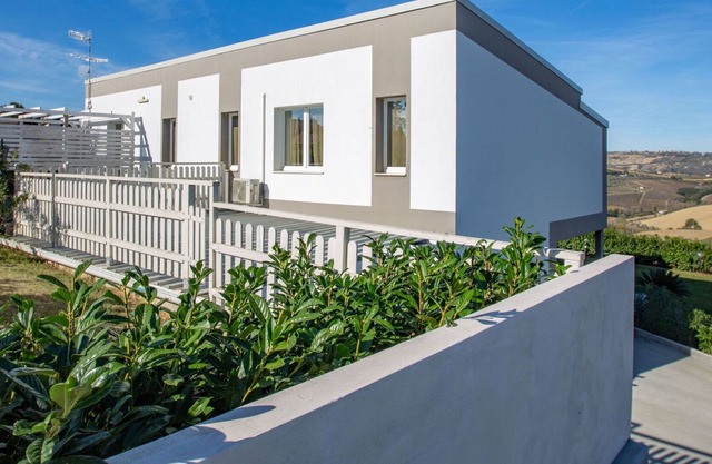 Nice apartment in villa for 5 people with WIFI, A/C, TV, terrace, pets allowed and parking
