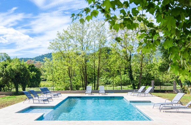 Nice apartment in villa for 4 people with pool, WIFI, TV, terrace and parking