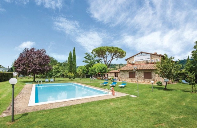 Nice apartment in villa for 4 guests with pool, A/C and TV, close to Siena