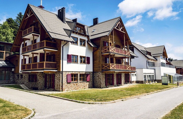 Nice apartment for 4 guests with WIFI, pool, TV, balcony, pets allowed, panoramic view and parking