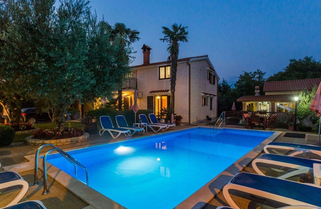 Nice apartment for 5 guests with WIFI, A/C, pool, TV, terrace and pets allowed