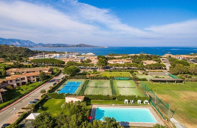 Nice apartment in villa for 8 guests with A/C, pool, TV and terrace