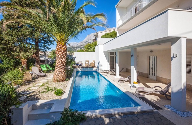 Nice apartment in Makarska
