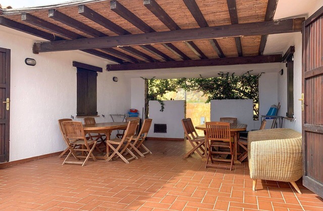 Nice apartment in villa for 10 guests with A/C, TV, terrace and pets allowed