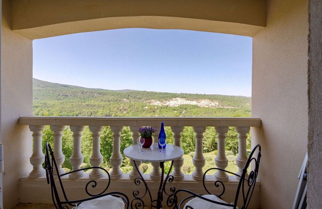Nice apartment in villa with WIFI, TV, balcony, pets allowed, panoramic view and parking
