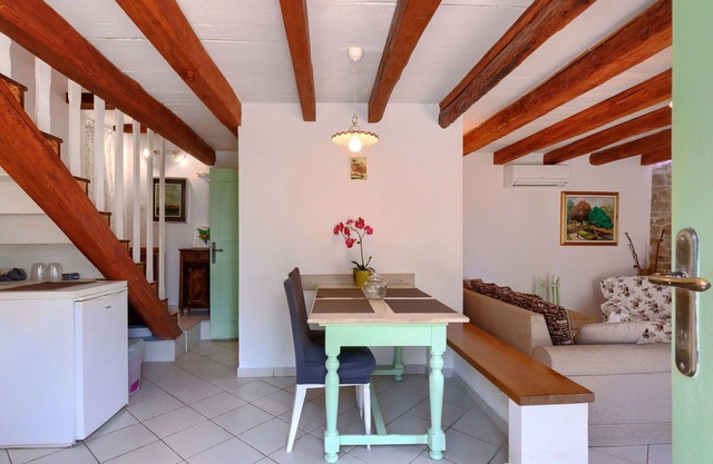 Nice apartment in villa for 6 guests with pool, A/C, WIFI, TV, patio, pets allowed and parking