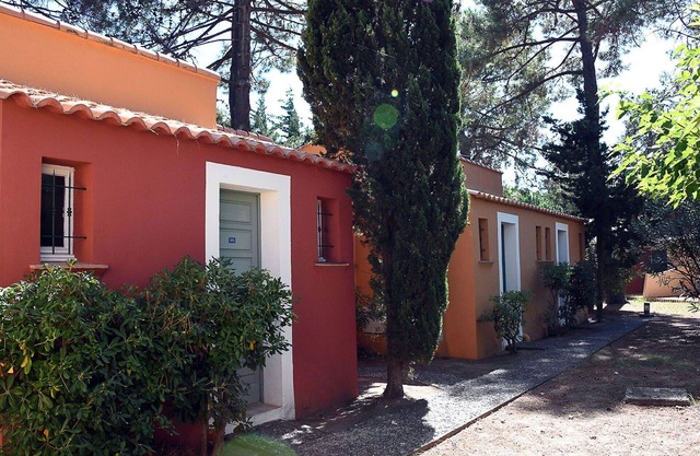 Nice apartment in villa for 4 guests with WIFI, pool, TV, terrace and pets allowed