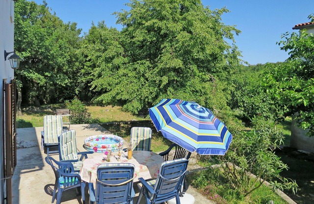 Nice apartment in villa for 7 guests with WIFI, TV, terrace and pets allowed