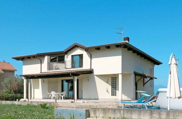 Nice apartment for 6 guests with hot tub, pool, WIFI, TV, terrace, pets allowed and parking