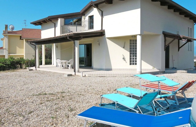 Nice apartment with hot tub, WIFI, private pool, TV, terrace, pets allowed and parking