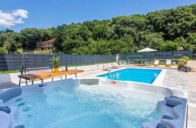 Nice apartment with hot tub, A/C, WIFI, private pool, TV, terrace and panoramic view