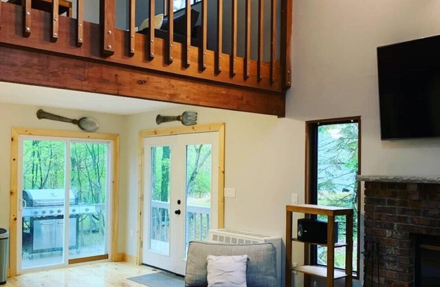 Nice Cabin in the Poconos Mountain (Saw Creek Est)