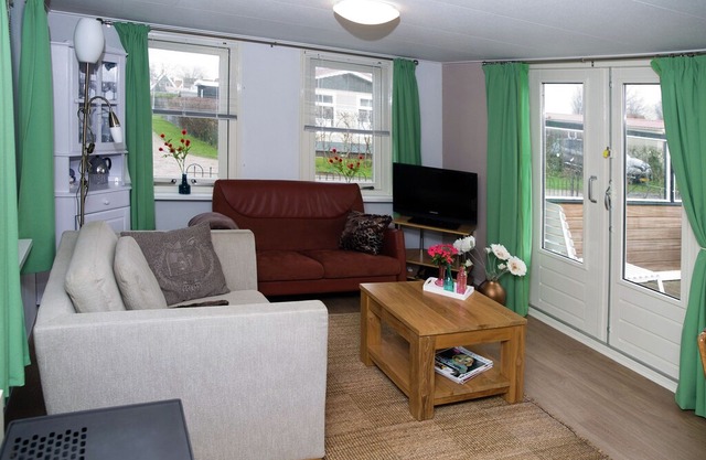 Nice chalet with garden, near the Wadden Sea