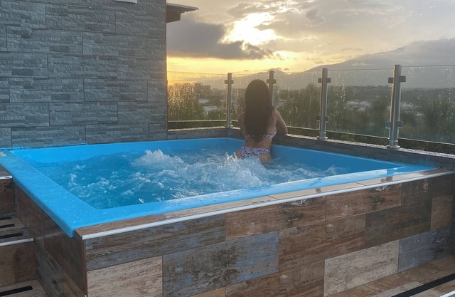 Nice view ,Romantic , Modern WiFi,TV, 4K And Jacuzzi