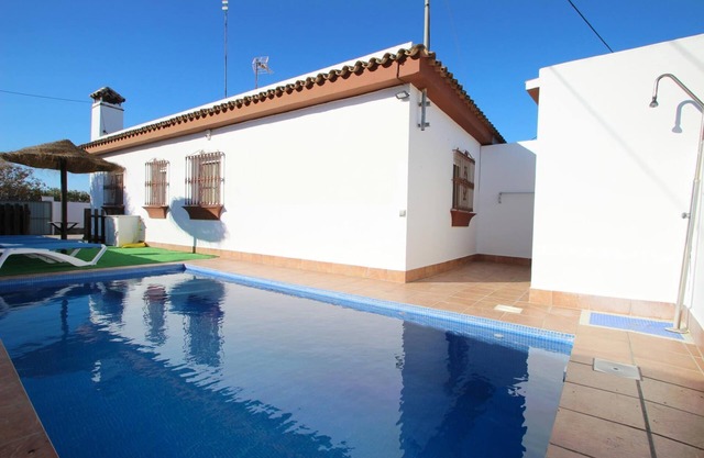 nice holiday home with private pool, for 4-5 persons, quiet, with Wi-Fi and airconditioning and bicycles