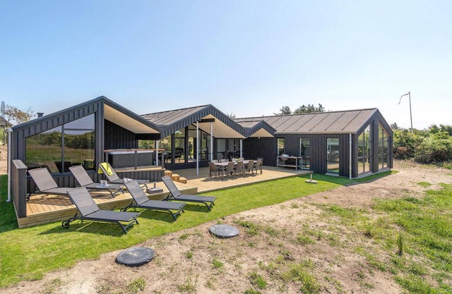 Nice home in Blokhus with WiFi