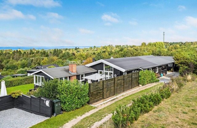 Nice home in Fårevejle with kitchen