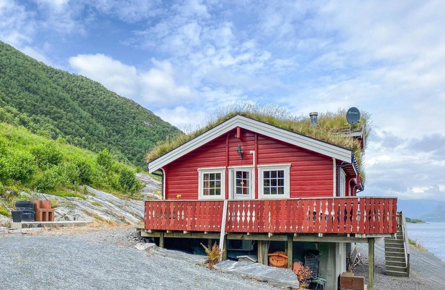 Nice home in Selje with WiFi