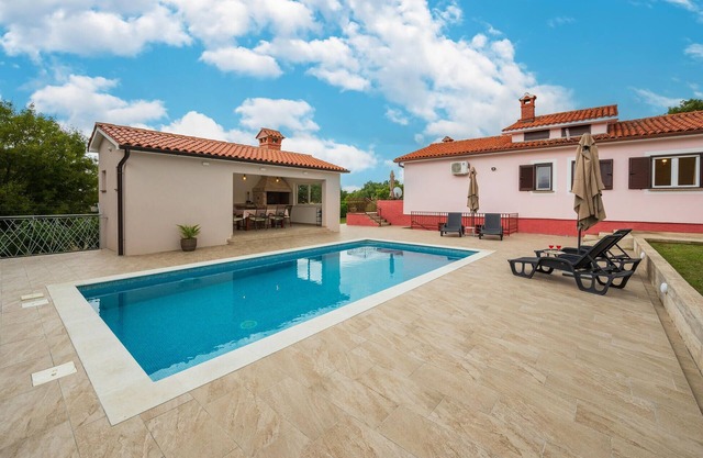 Nice home in Sveti Bartol