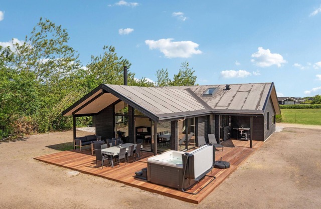 Nice home in Tarm with WiFi