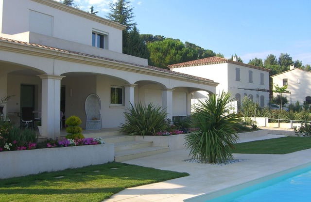 Nice house with pool in quiet village - near Aix en Provence