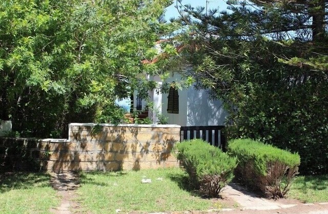 Nice little villa (pied-à-terre) on seafront, on 427 m² of land