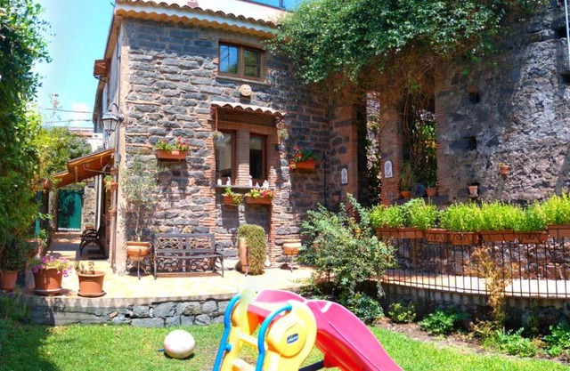 NICE mini House - tra l'Etna Catania Taormina e il Mare