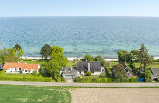 Nicely located villa directly down to the water