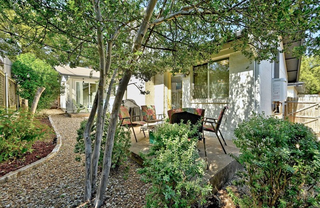 Nicely Updated 1200sf 2br/2ba in Excellent Location!